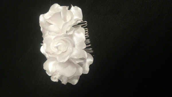 Peineta tres rosas blancas's foto | Creaciones Mi Bella Elena |  BizneCubano