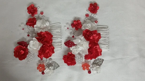 Peineta blanca y roja (1)'s foto | Creaciones Mi Bella Elena |  BizneCubano